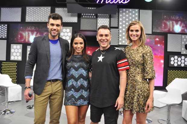 funk Na estreia de "Chega Mais" (RedeTV!), neste domingo (1), Adriano Dória (esq), Renata Kuerten e Matheus Mazzafera entrevistam Anitta (Foto: Wayne Camargo/ RedeTV!)