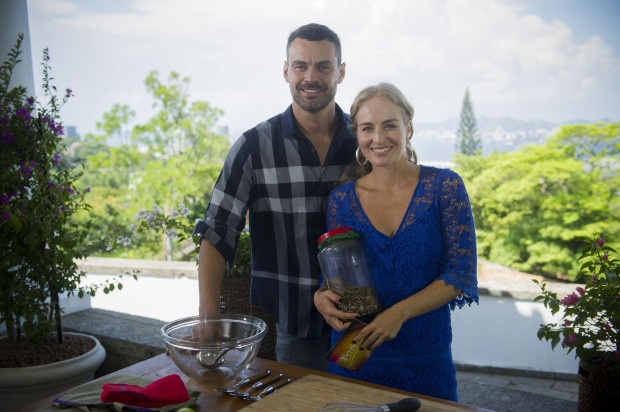 SABOR O ator Carmo Dalla Vecchia preparará um suco verde para a apresentadora Angélica em 'Estrelas' (Globo), que irá ao ar no sábado (14)  (Foto: Renato Rocha Miranda/Globo)