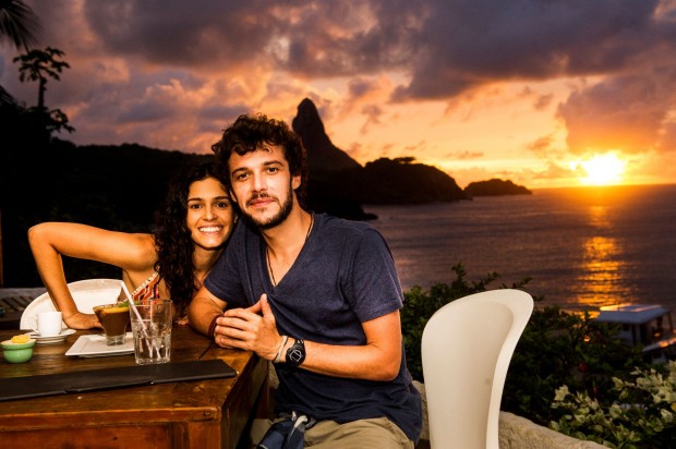 PARAÍSO Jayme Matarazzo e Maria Flor em Fernando de Noronha nos bastidores da gravação de "Sete Vidas", novela das 18h da Globo (Foto: João Miguel Júnior/Globo)