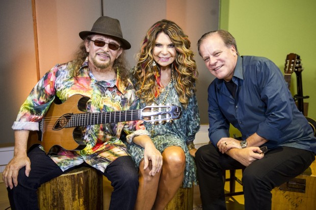 MELODIA No próximo "Sarau" (Globonews), que irá ao ar na sexta (27) às 23h30, Chico Pinheiro receberá Elba Ramalho e Geraldo Azevedo (esq) (Foto: João Cotta/Globo)