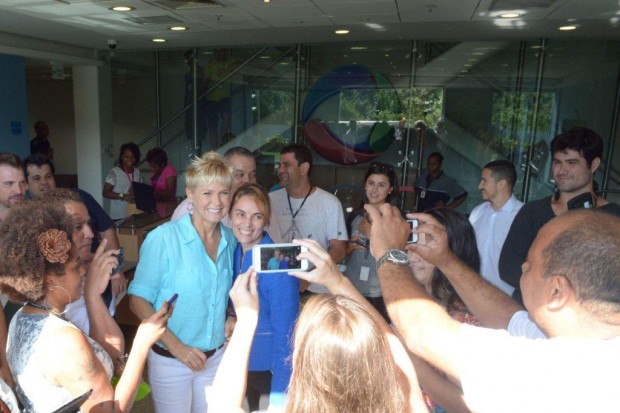 Xuxa tira fotos com funcionários da Record no Rio