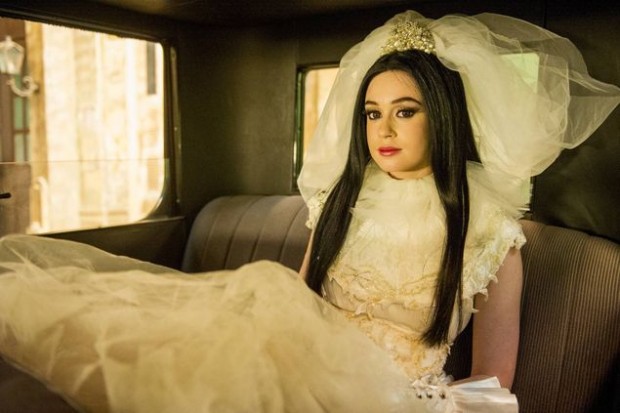 >> ALÉM Marina Ruy Barbosa, com um dos vestidos de noiva que usará na série de mortos-vivos 'Amorteamo' (Globo). que estreia nesta sexta (8) após o Globo Repórter (Foto: Renato Rocha Miranda/TV Globo)