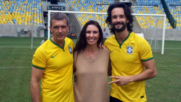 BOLÃO O ator espanhol Antonio Banderas conheceu o Maracanã ao lado de Rodrigo Santoro (à dir.) e Glenda Kozlowski; o tour vai ao ar no 'Globo Esporte' do dia 7 (Divulgação)