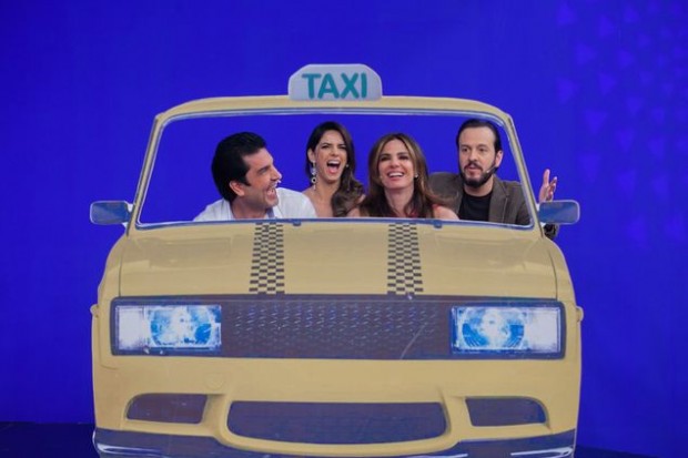 >> CARONA Luciana Gimenez levou o trio do 'Melhor Pra Você' (RedeTV!), Edu Guedes (à esq.), Mariana Leão e Celso Zucatelli, para reviver viagens no 'Luciana By Night' nesta terça (23), às 22h30. (Fernanda Simão/Divulgação)