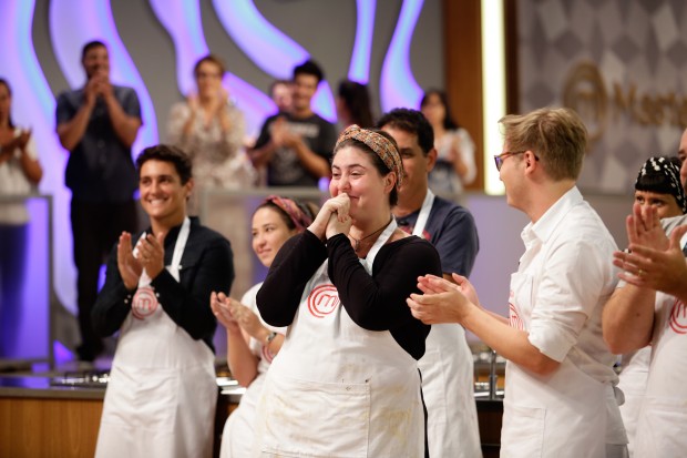 Izabel comemora sua volta à competição no 'MasterChef' desta terça, 14 (Divulgação/Band)