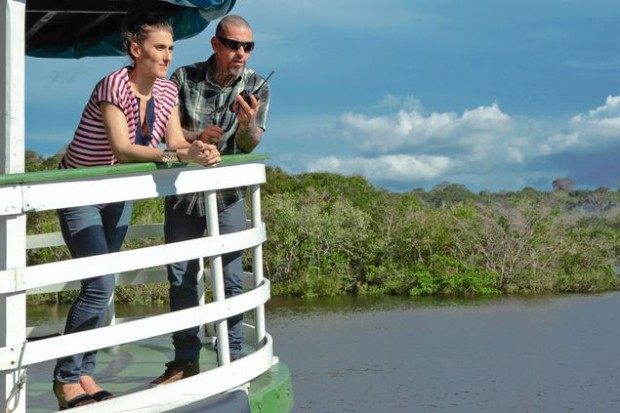 >> Cozinha andante Paola Carosella e Henrique Fogaça, jurados do 'MasterChef' (Band), no rio Negro, em Manaus, em barco que servirá de cozinha da próxima prova do 'reality show' gastronômico (Carol Gherardi/Divulgação)