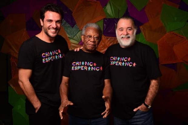 Rodrigo Lombardi (à esq.), Milton Gonçalves (ao centro) e Tony Ramos (à dir.) nos bastidores de 'Criança Esperança' (Globo) (João Cotta/Divulgação)