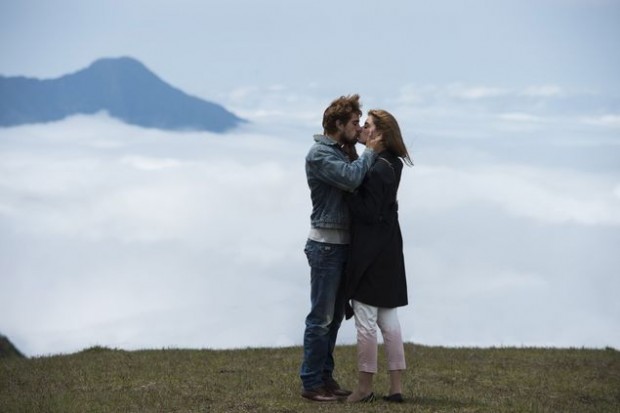 <3 MODERNO Lívia (Alinne Moraes) e Felipe (Rafael Cardoso) se beijam pela primeira vez na nova fase de 'Além do Tempo' (Globo); no ar nesta  quarta (28)