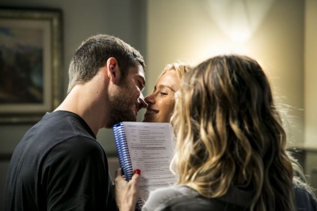 >> ROMANCE IDEAL A diretora Amora Mautner dirige a cena na qual Dante (Marco Pigossi) e Lara (Carolina Dieckmann) finalmente se beijam em 'A Regra do Jogo' (Globo); vai ao ar nesta sexta (13) (Paulo Belote)