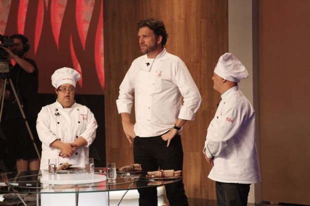 O chef Carlos Bertolazzi (ao centro) com os convidados Carol e Wagner (Gabriel Gabe/Divulgação)