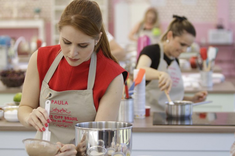 A participante Paula, que tem a mãe como sua concorrente no 'Bake Off Brasil' (Gabriel Gabe/Divulgação)