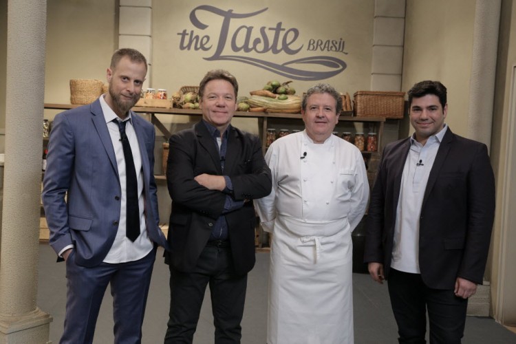 Na beca Os chefs André Mifano, Claude Troisgros e Felipe Bronze recebem o colega Laurent Suaudeau na final do 'The Taste' (GNT) nesta quinta-feira (12) (Divulgação)