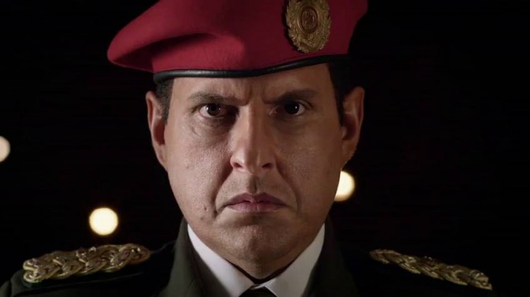 Andrés Parra como Hugo Chávez na série 'El Comandante' (Reprodução)