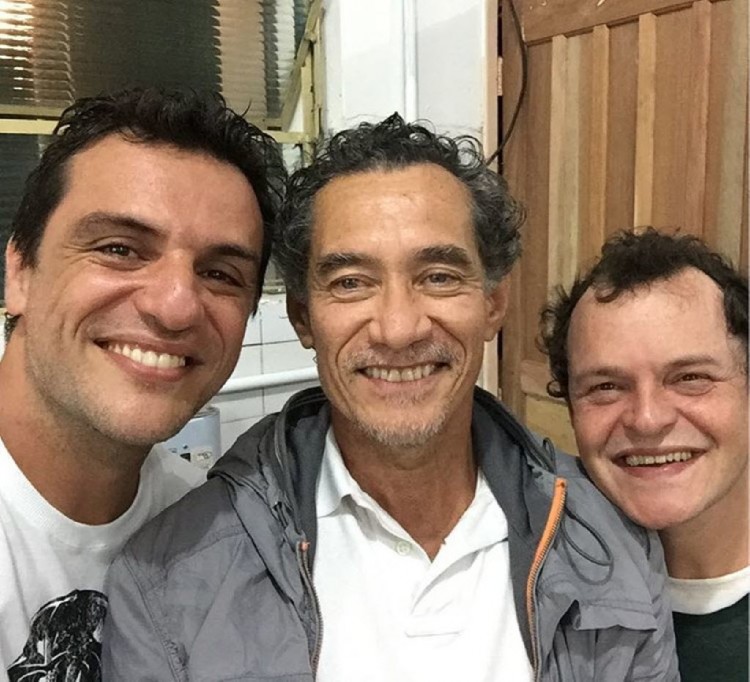 Rodrigo Lombardi (à esq.) com Chico Diaz e Matheus Nachtergaele nos bastidores de 'Carcereiros' (Reprodução/Instagram)